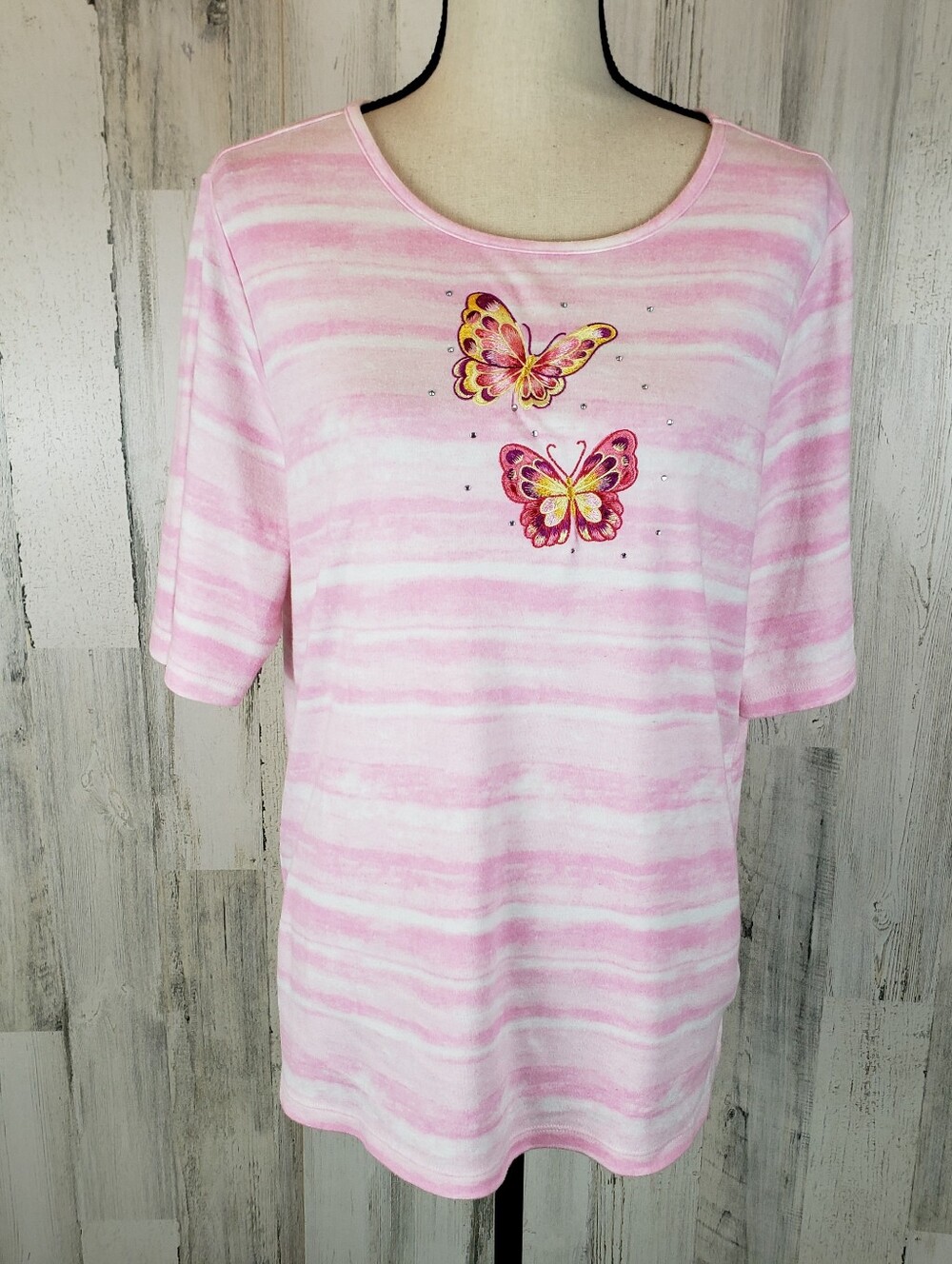 Quacker Factory Pink & White Top with Butterfly Appliqués Size Large